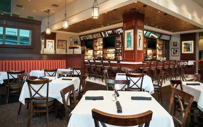 Hotel bar and dining area perfect for coworking at Hilton Garden Inn Washington DC/Georgetown Area.