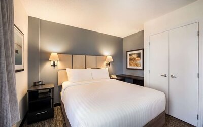 King bed at Sonesta Simply Suites Salt Lake City Airport.