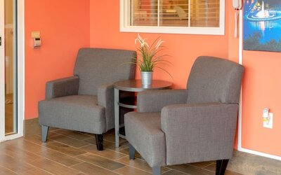 Lobby lounge at Sonesta Simply Suites Pittsburgh Airport.