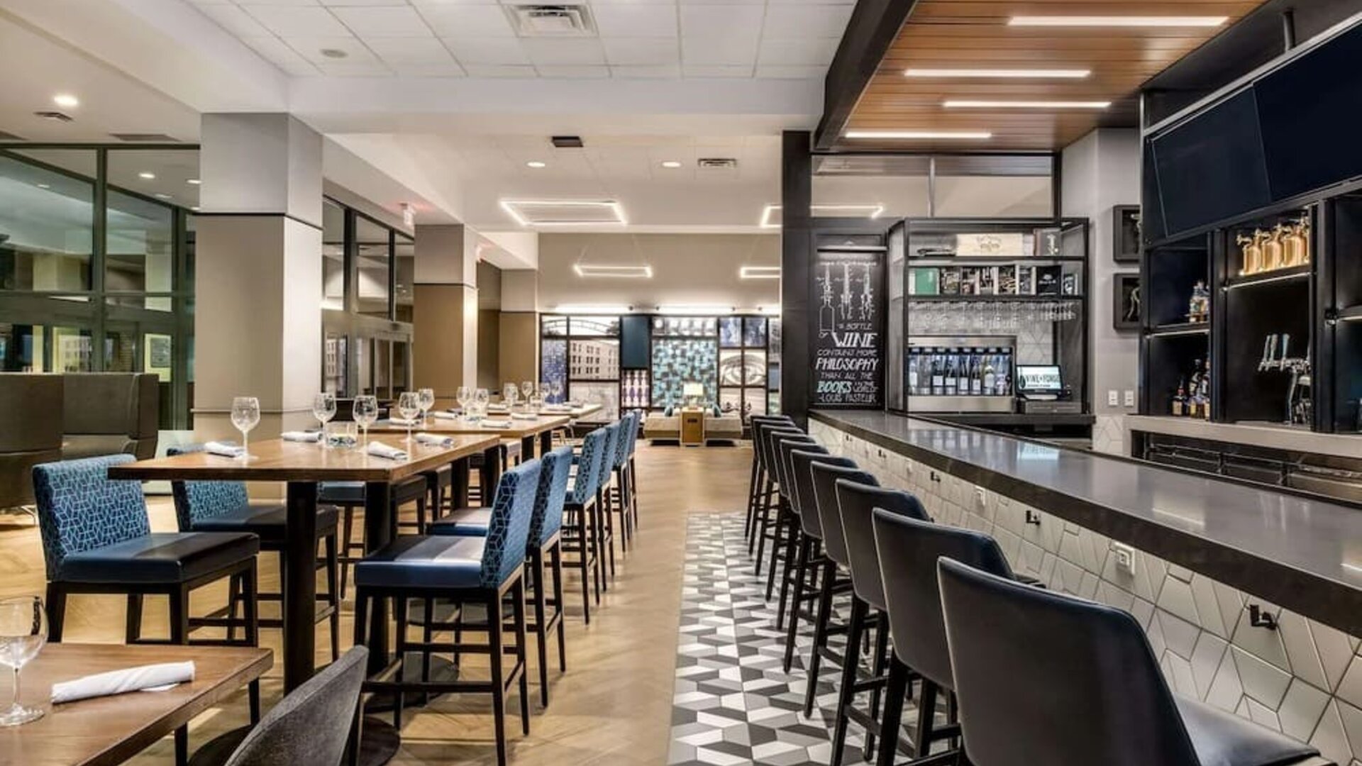 Dining area with comfortable seating at Sonesta Columbus Downtown.