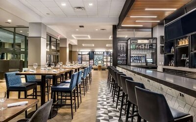 Dining area with comfortable seating at Sonesta Columbus Downtown.