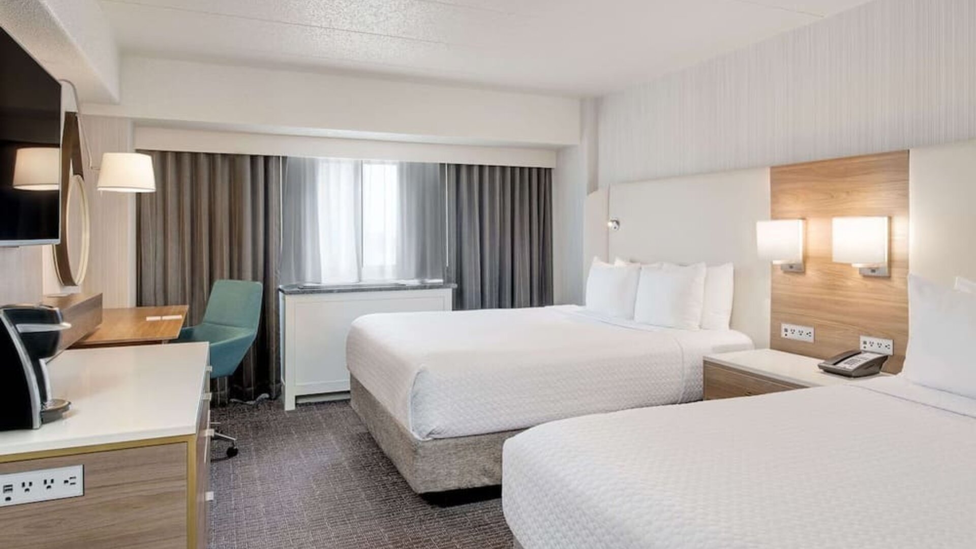 Day use twin room with work desk at Sonesta Columbus Downtown.