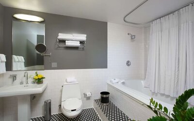 Private guest bathroom with combined shower and tub at Sonesta Columbus Downtown.