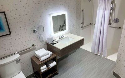 Private guest bathroom with shower at Sonesta Columbus Downtown.