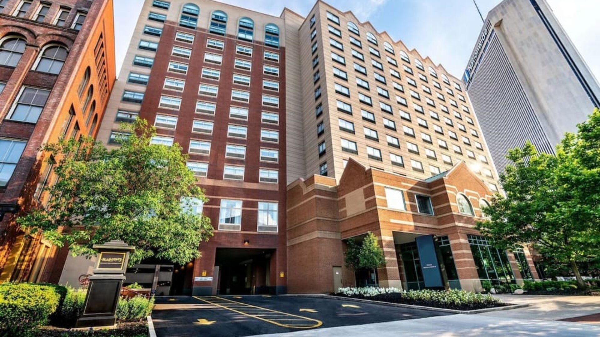 Exterior and parking area at Sonesta Columbus Downtown.