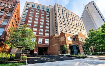 Exterior and parking area at Sonesta Columbus Downtown.