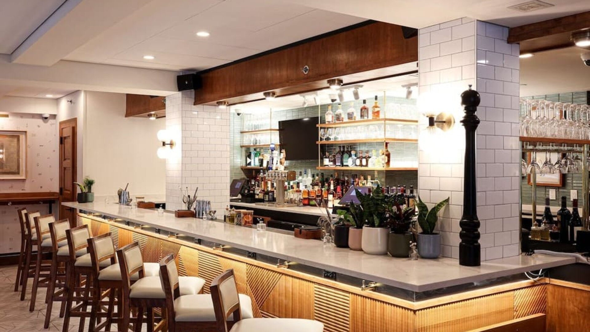 On-site bar at The Shelburne Sonesta New York.