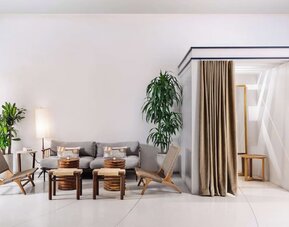 Lobby workspace at Nautilus Sonesta Miami Beach.