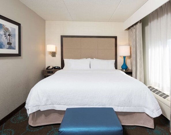 Day use room with natural light at Hampton Inn Bloomington.