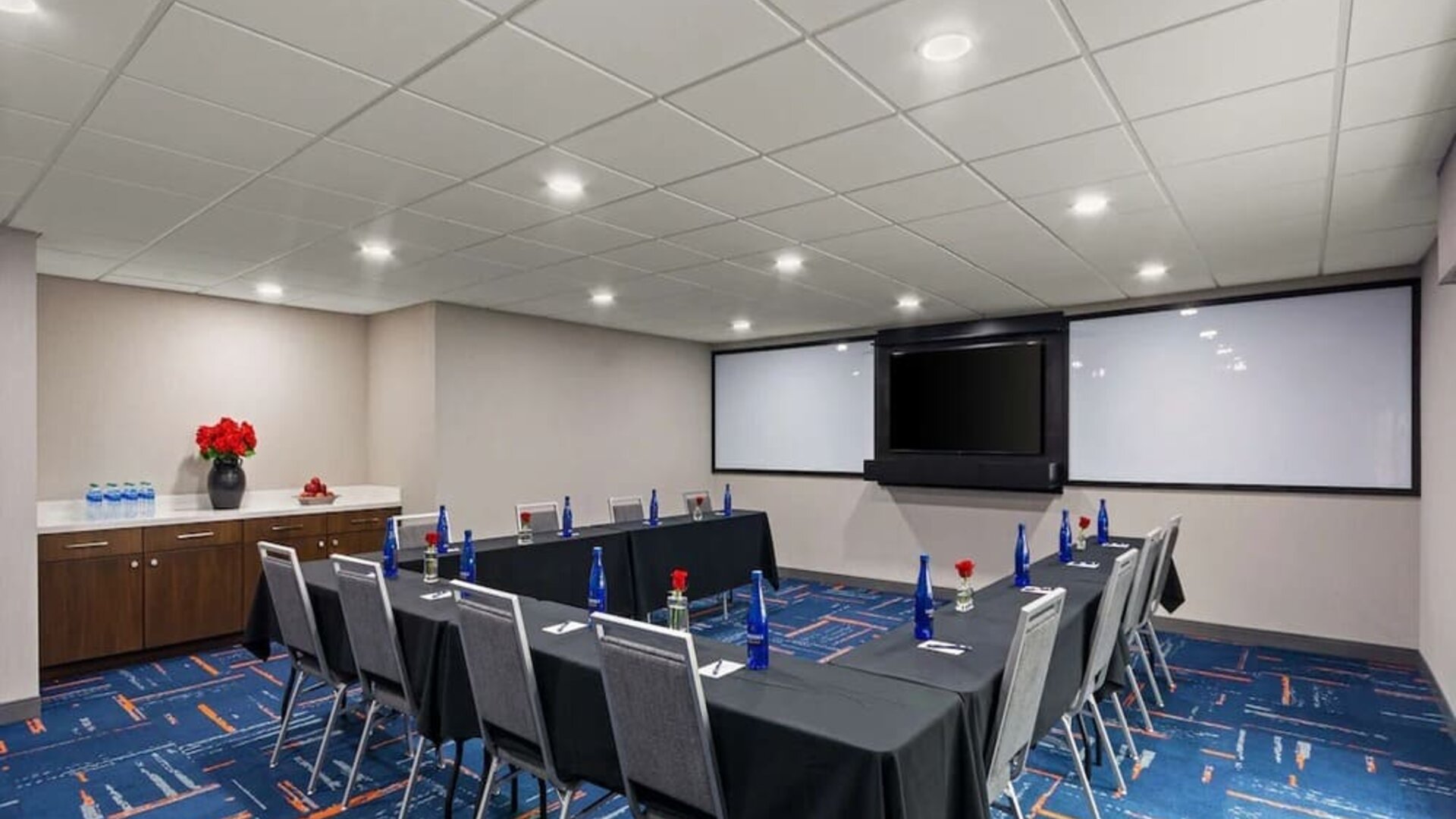 Professional meeting area at Hampton Inn Bloomington.