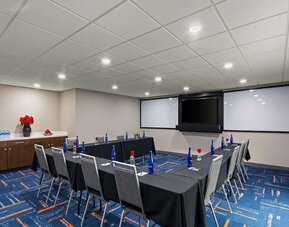 Professional meeting area at Hampton Inn Bloomington.