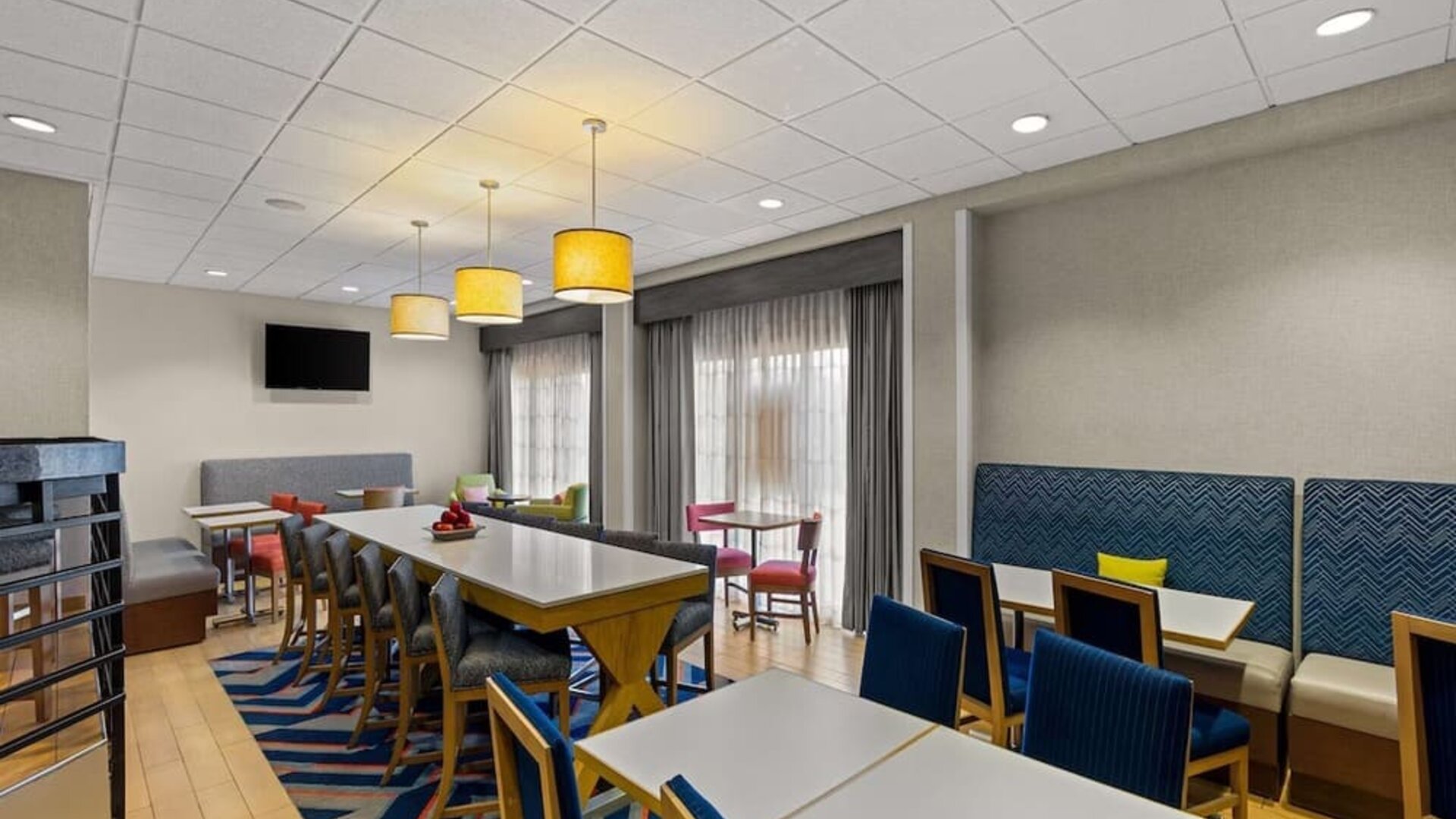 Dining area perfect for coworking at Hampton Inn Bloomington.