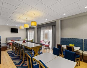Dining area perfect for coworking at Hampton Inn Bloomington.