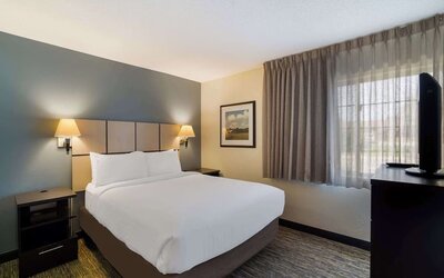 King bed at Sonesta Simply Suites Des Moines.