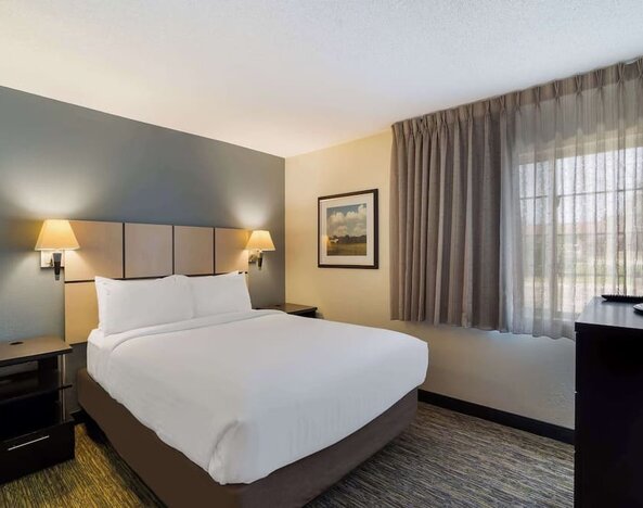 King bed at Sonesta Simply Suites Des Moines.