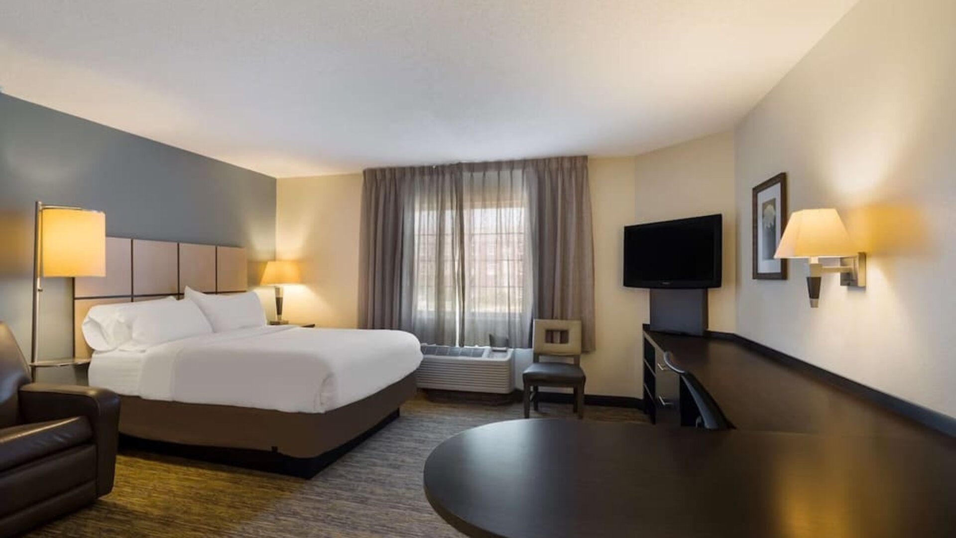 Day use room with work desk at Sonesta Simply Suites Des Moines.
