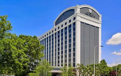Exterior view and parking area at Sonesta Atlanta Airport North.