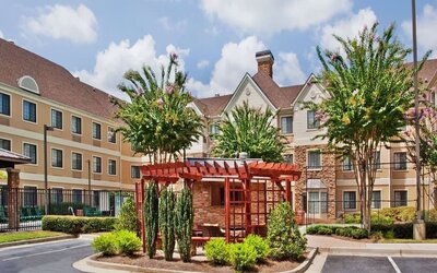 Hotel patio with lounge seating at Sonesta ES Suites Atlanta Alpharetta Avalon.