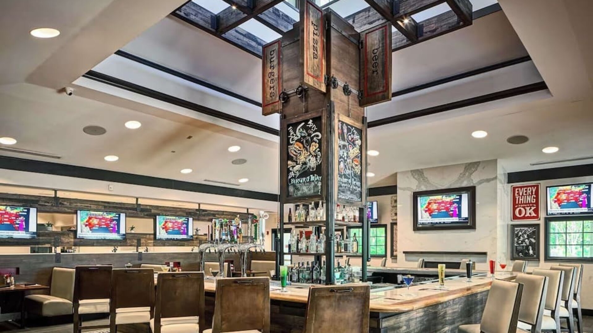 Dining area at Sonesta Atlanta Airport South.