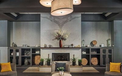 Lobby lounge area at Sonesta Atlanta Airport South.