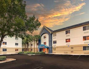 Exterior view and parking area at Sonesta Simply Suites Miami Airport Doral.