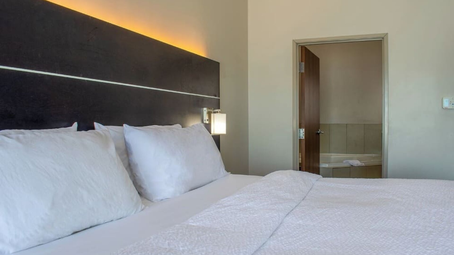 Day use room with king bed and private bathroom at 	Holiday Inn Express & Suites Yorkville.