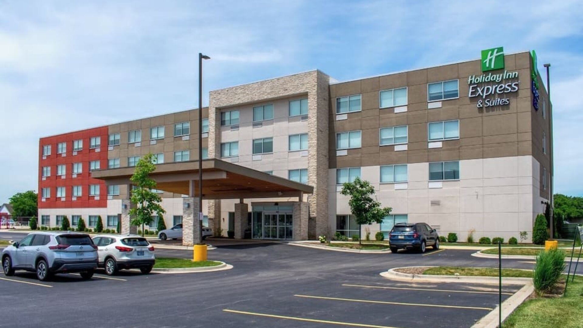 Exterior view and parking area at Holiday Inn Express & Suites Yorkville.