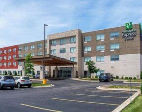 Exterior view and parking area at Holiday Inn Express & Suites Yorkville.