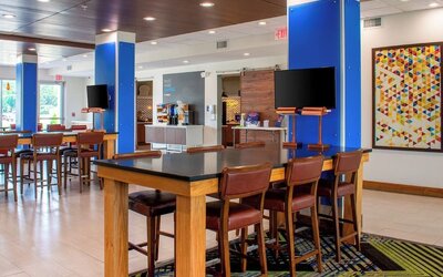 Dining area with comfortable seating perfect for coworking at Holiday Inn Express & Suites Yorkville.