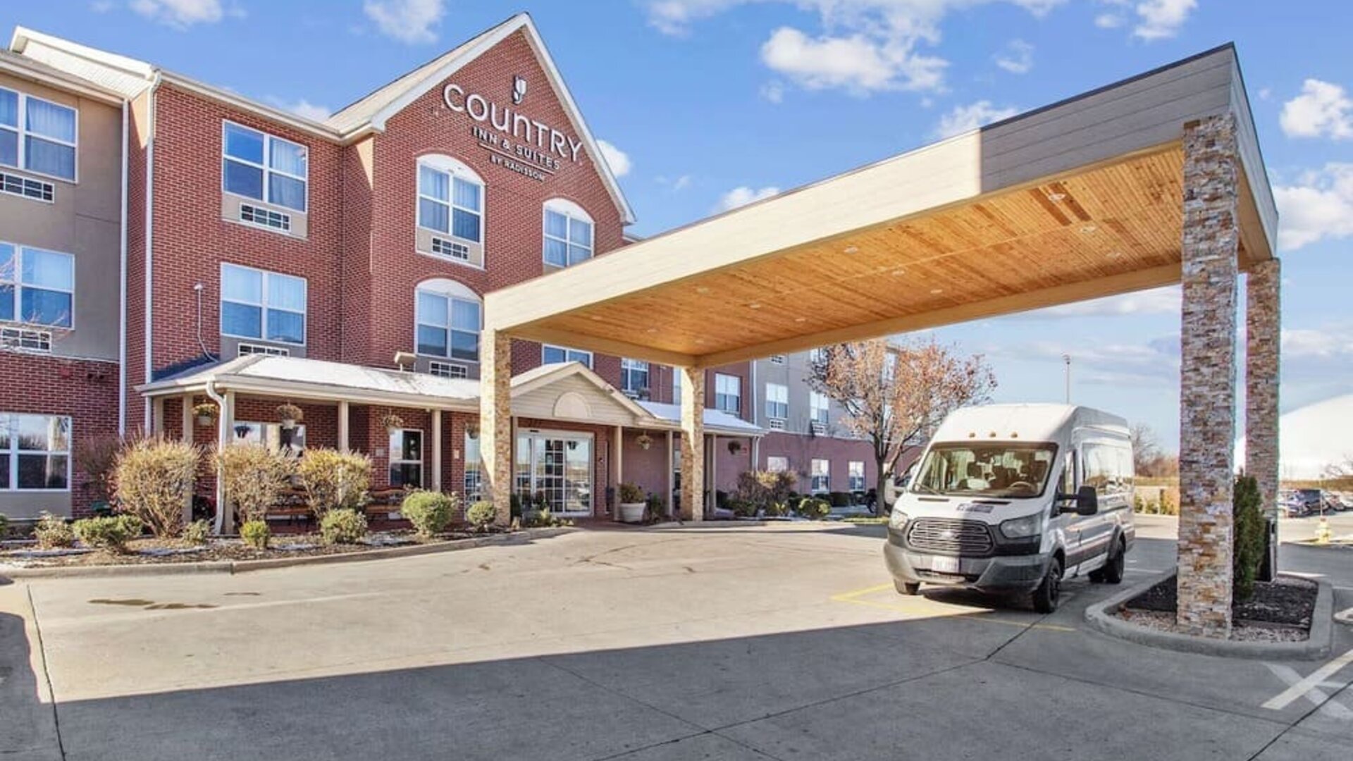 Exterior view and parking area at Country Inn & Suites By Radisson, Chicago O'Hare South.