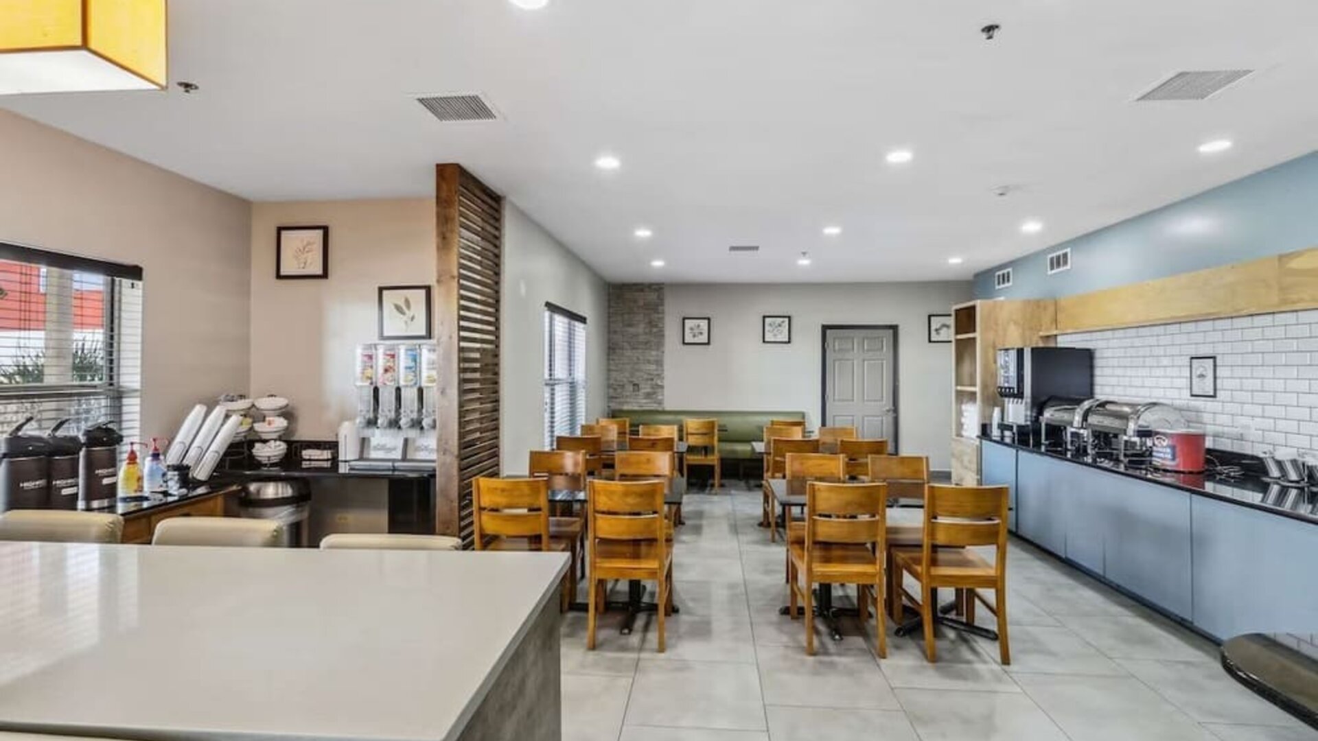 Dining area at Country Inn & Suites By Radisson, Chicago O'Hare South.