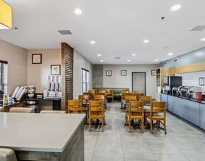 Dining area at Country Inn & Suites By Radisson, Chicago O'Hare South.
