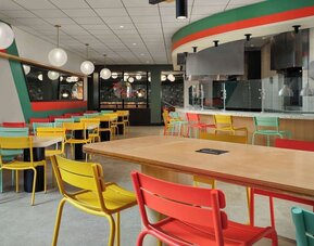 Dining area perfect for coworking at Sonesta Los Angeles Airport LAX.