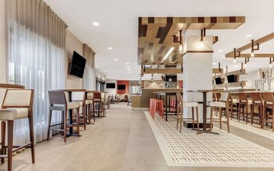 Dining area at Sonesta Anaheim Resort Area.