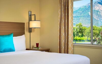 King bed at Sonesta ES Suites Flagstaff.