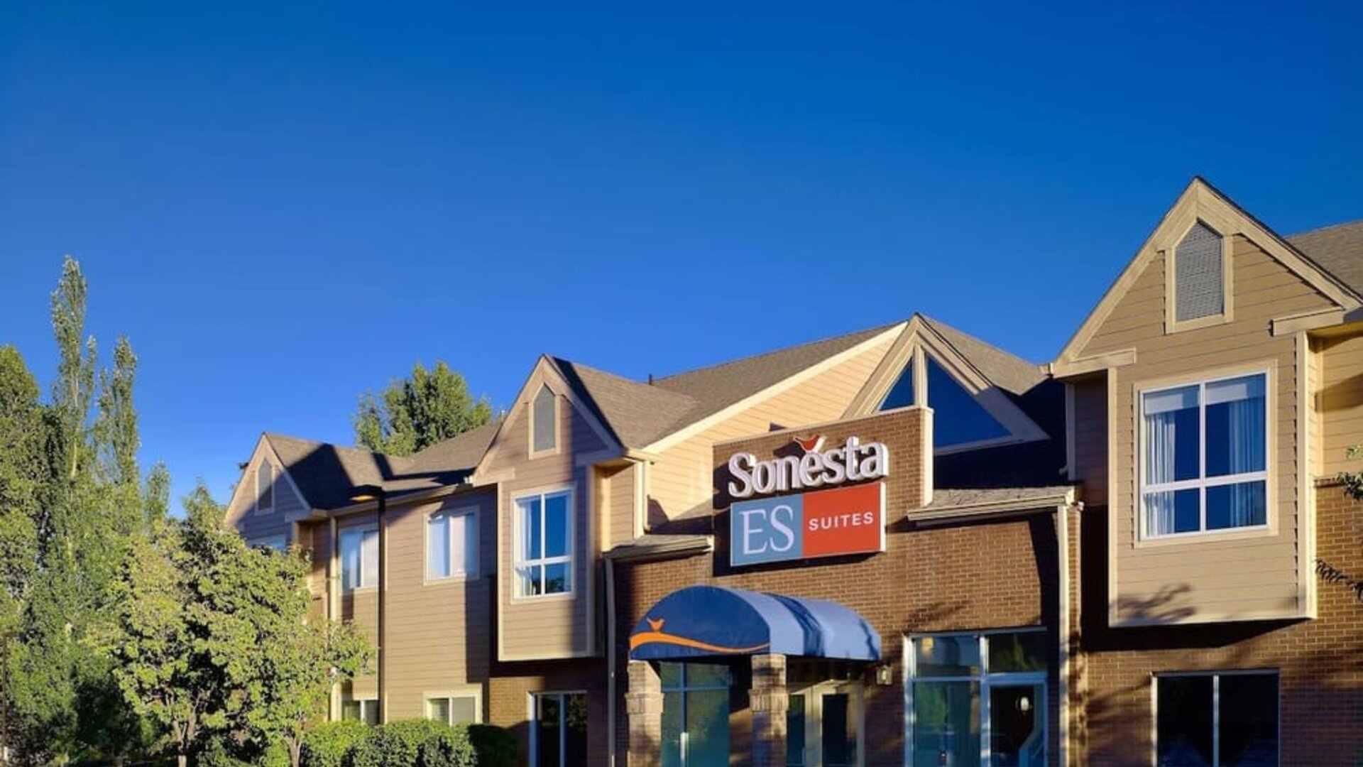 Exterior view and parking area at Sonesta ES Suites Flagstaff.