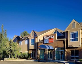 Exterior view and parking area at Sonesta ES Suites Flagstaff.