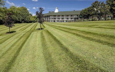Large hotel garden at Fairbanks Inn.