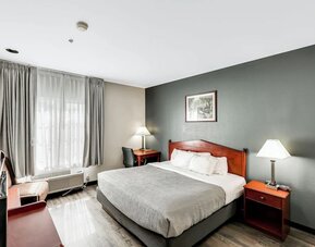 King room at Quality Inn & Suites Liberty Lake - Spokane Valley.