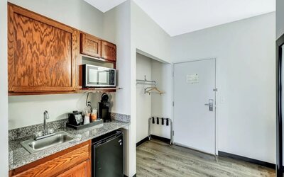 Day room with kitchen at Quality Inn & Suites Liberty Lake - Spokane Valley.