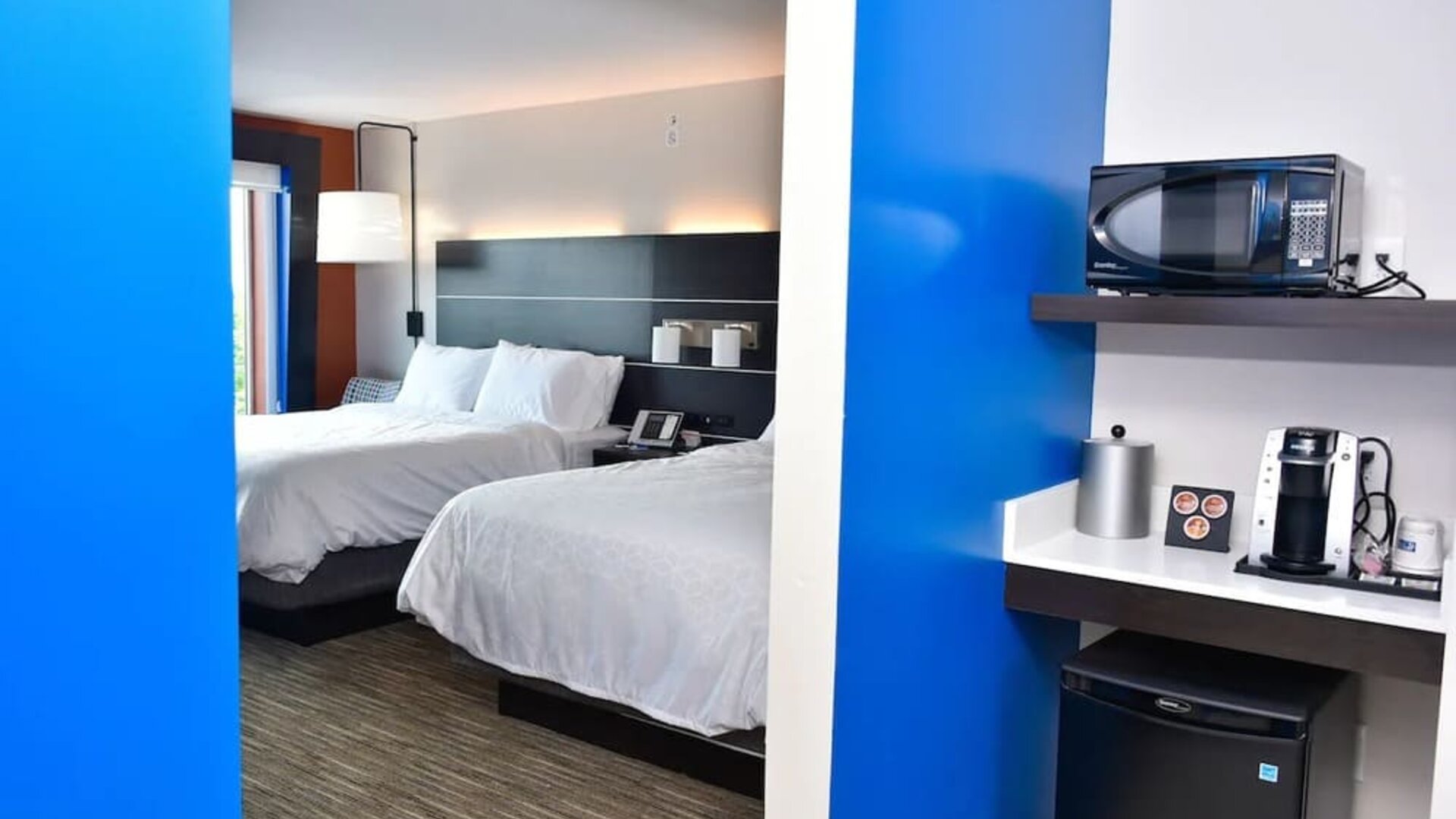 Day use twin room with coffee corner, mini-fridge and microwave heater at Holiday Inn Express & Suites Bensenville - O'Hare.