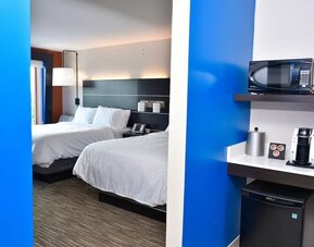 Day use twin room with coffee corner, mini-fridge and microwave heater at Holiday Inn Express & Suites Bensenville - O'Hare.
