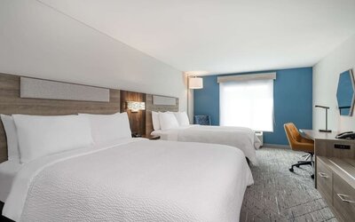 Bright and spacious day use twin room with work desk at Holiday Inn Express & Suites Bensenville - O'Hare.