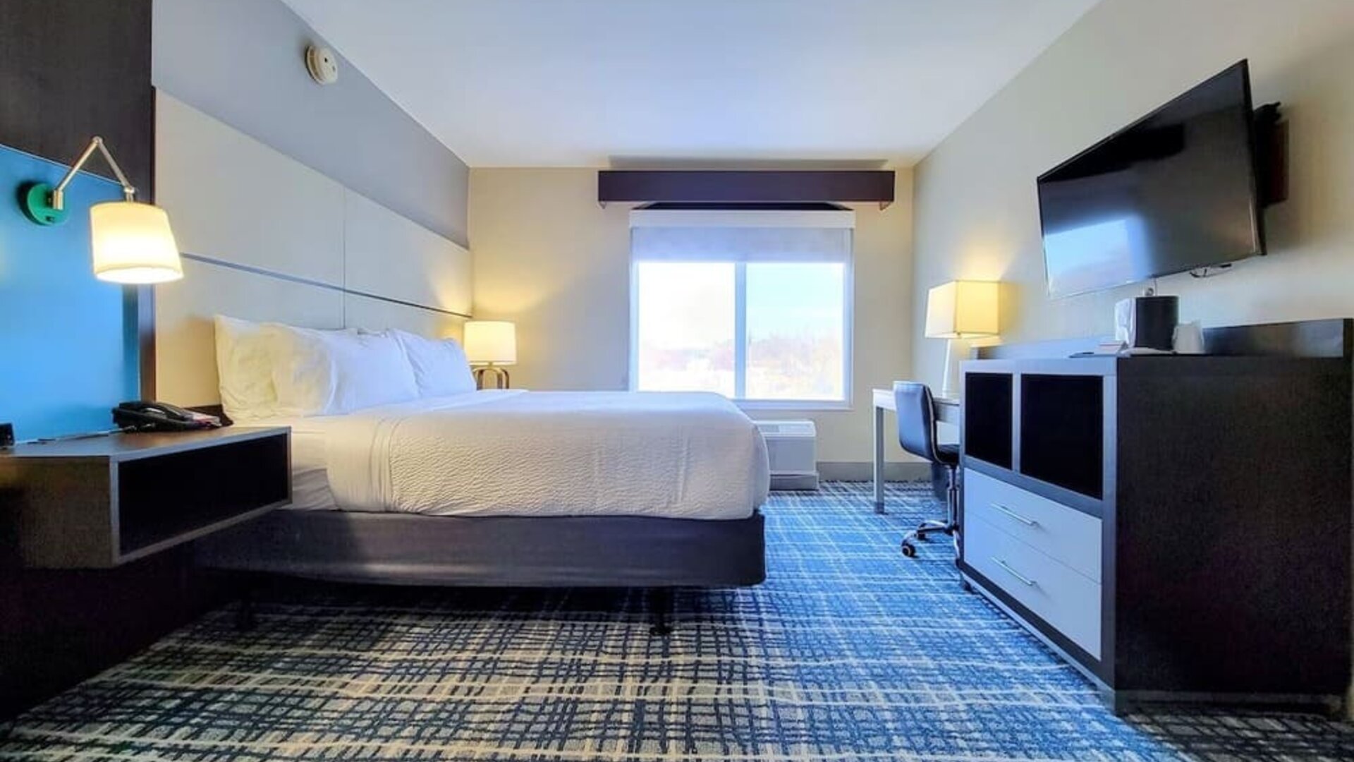 Day use room with workdesk, TV screen and private bathroom at Holiday Inn Belcamp - Aberdeen Area.