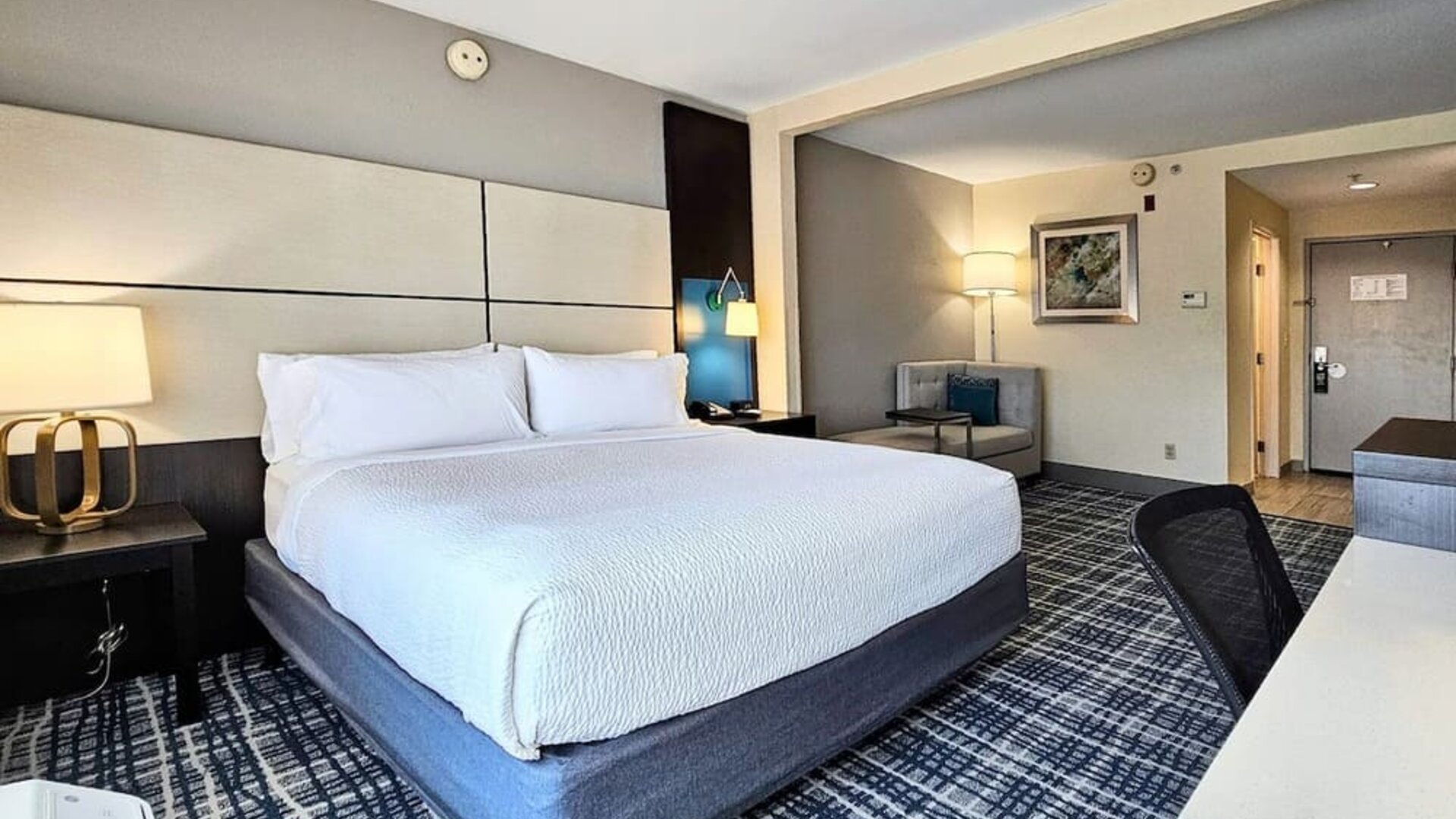 Bright and spacious day use room with workdesk at Holiday Inn Belcamp - Aberdeen Area.