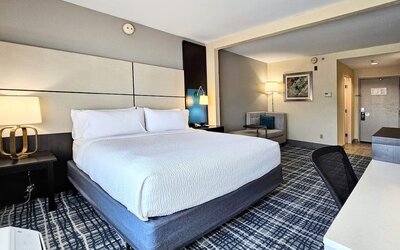 Bright and spacious day use room with workdesk at Holiday Inn Belcamp - Aberdeen Area.