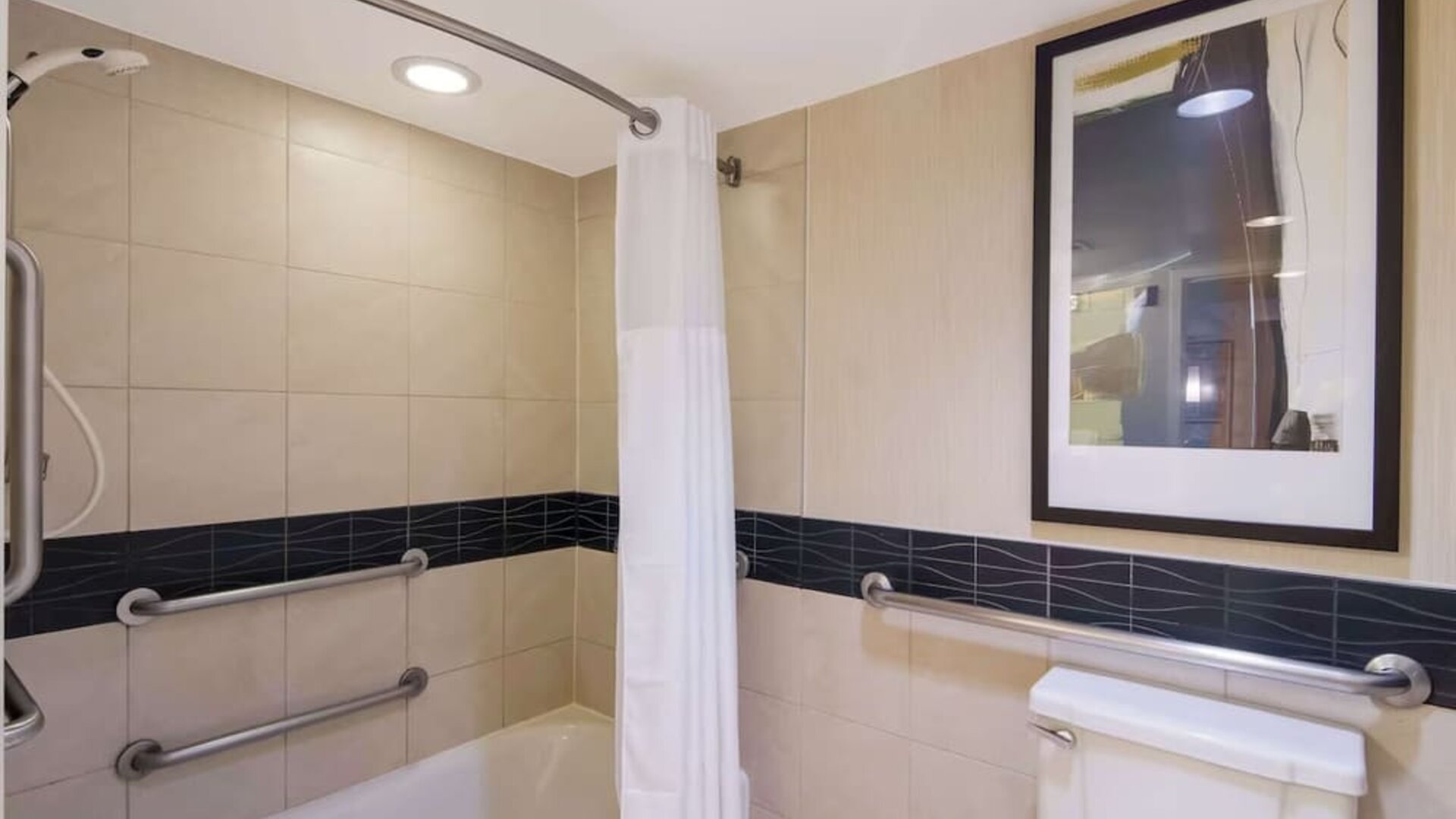 Private guest bathroom with combined shower and tub at Sonesta ES Suites Chicago Downtown Magnificent Mile - Medical.