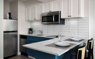 In-room kitchen, equipped with microwave, fridge, sink and breakfast bar at Sonesta ES Suites Chicago Downtown Magnificent Mile - Medical.