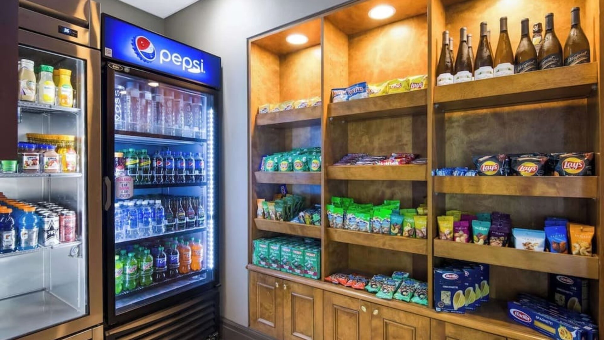 Convenience store at Sonesta ES Suites Chicago Downtown Magnificent Mile - Medical.