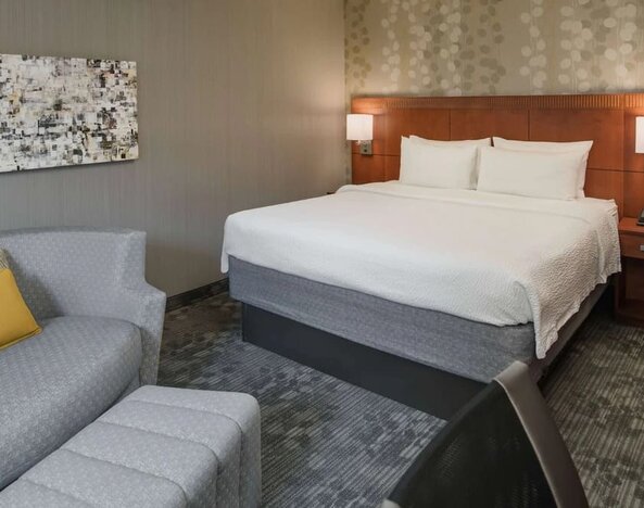 King bed at Sonesta Select Seattle Bellevue Redmond.